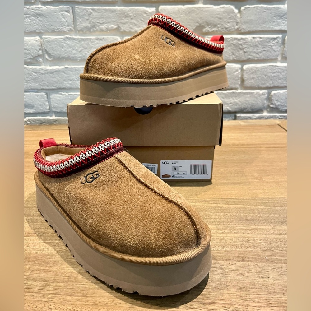 UGG Tazz Platform Slipper - Women’s size 9